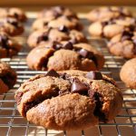 cookies-frais-sortis-du-four-grille-refroidissement
