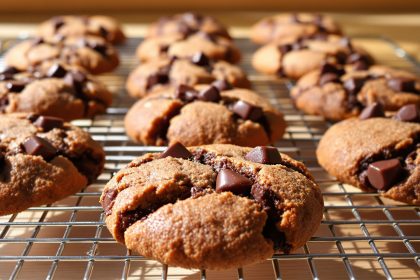 cookies-frais-sortis-du-four-grille-refroidissement