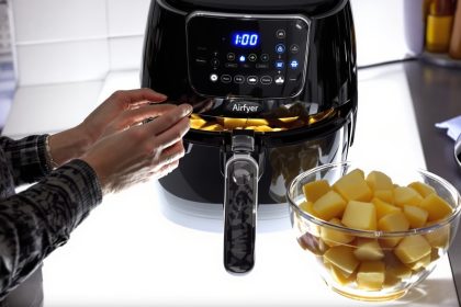 Airfryer et cubes de patates douces prêts à cuire.