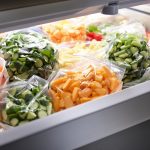 Congélateur avec légumes surgelés organisés.