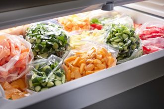 Congélateur avec légumes surgelés organisés.
