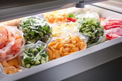 Congélateur avec légumes surgelés organisés.