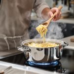 cuisinier-remuant-pâtes