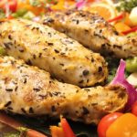 Samoussas et légumes frais.