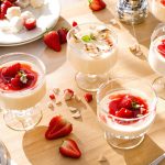 Verrines de panna cotta à la noix de coco et fraises