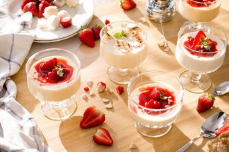 Verrines de panna cotta à la noix de coco et fraises