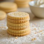 Découpe d'un biscuit pour gâteau à étages