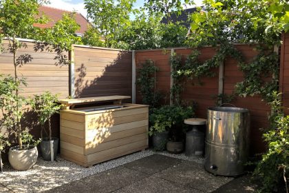Jardin_avec_composteur_et_arrosoir