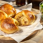 Petits-pains-garnis-table