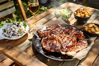 barbecue-cotes-porc-exterieur