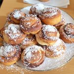 Chouquettes-Dorées-Sur-Table-Bois-Clair