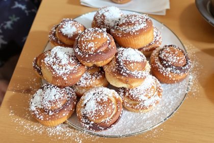 Chouquettes-Dorées-Sur-Table-Bois-Clair