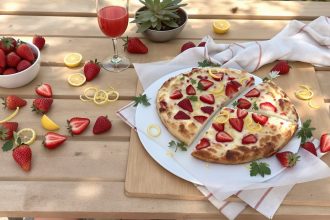 Focaccia_fraises_assiette_extérieur