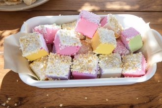 lamingtons-australiens-sur-table