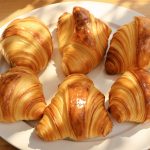 petits-croissants-table-ensoleillée