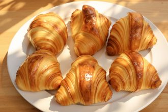 petits-croissants-table-ensoleillée