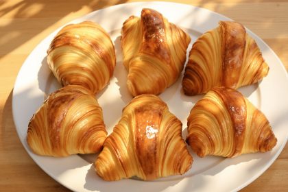 petits-croissants-table-ensoleillée