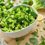 Taboulé de brocoli frais et coloré