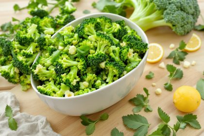 Taboulé de brocoli frais et coloré