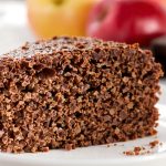 Tranche de gâteau chocolat-pomme sur assiette