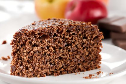 Tranche de gâteau chocolat-pomme sur assiette