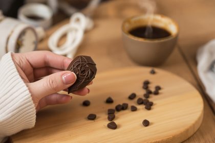 main-amande-chocolat