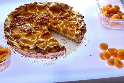 Clafoutis aux abricots portionné sur un comptoir de cuisine
