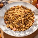 crumble_abricots_table_bois