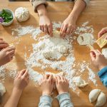 Préparation de Jiaozi en famille