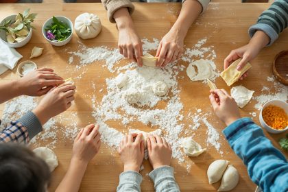 Préparation de Jiaozi en famille