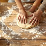 Préparation de pizza en famille