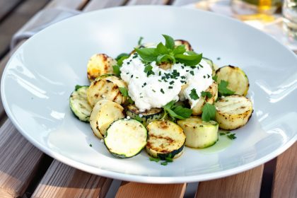 rouleaux_courgettes_assiette_extérieure_rustique