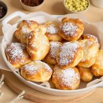 Galettes végétariennes sur assiette blanche