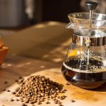 cafetière_piston_grains_table_boissonnée
