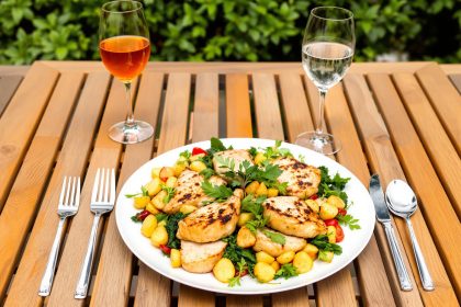Déjeuner convivial au jardin