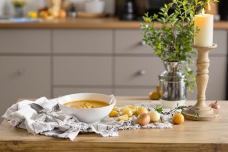 soupe_oignon_table_floue