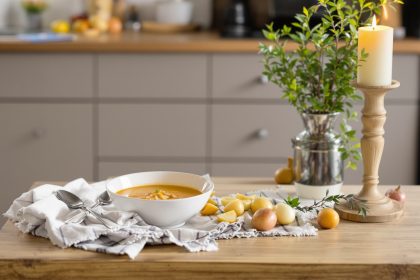 soupe_oignon_table_floue