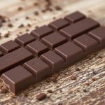 tablette_chocolat_noir_sur_bois